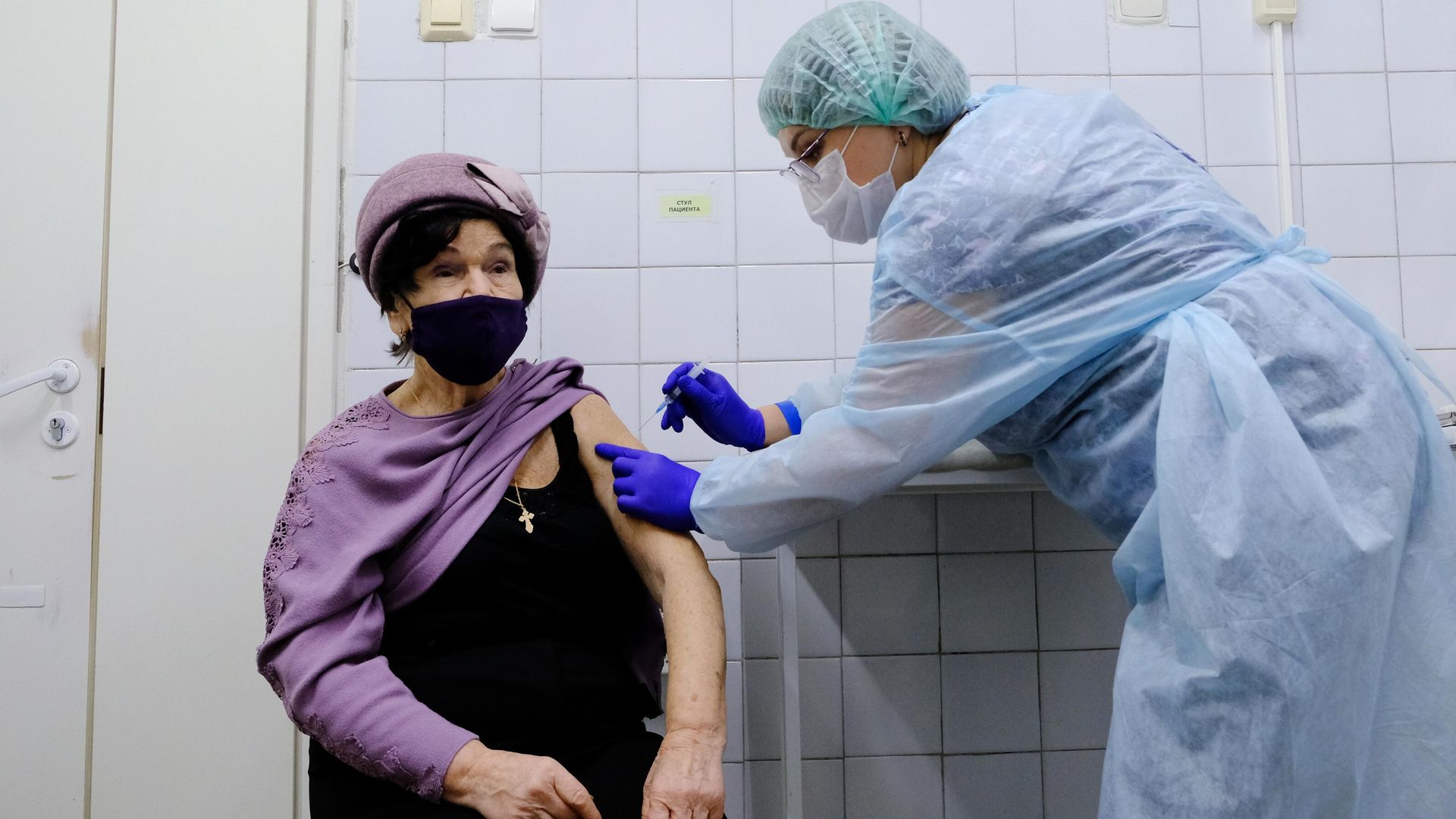 Жительница Мурманска прививается от коронавируса вакциной Спутник-V в Мурманском областном центре специализированных видов медицинской помощи Жительница Мурманска прививается от коронавируса вакциной Спутник-V в Мурманском областном центре специализированных видов медицинской помощи - РИА Новости, 1920, 29.04.2021