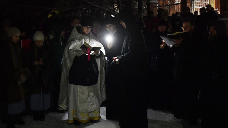 Священнослужители во время освящения иордани в Введенском озере возле Покровской Свято-Введенской Островной женской пустыни во Владимирской области Священнослужители во время освящения иордани в Введенском озере возле Покровской Свято-Введенской Островной женской пустыни во Владимирской области