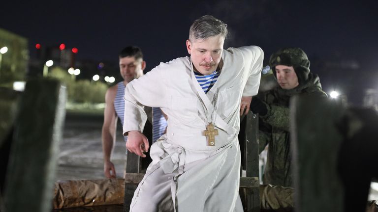 Настоятель, отец Михаил Францев во время крещенских купаний в купели полкового храма иконы Божией матери Нечаянная радость 7-й десантно-штурмовой дивизии в Новороссийске Настоятель, отец Михаил Францев во время крещенских купаний в купели полкового храма иконы Божией матери Нечаянная радость 7-й десантно-штурмовой дивизии в Новороссийске