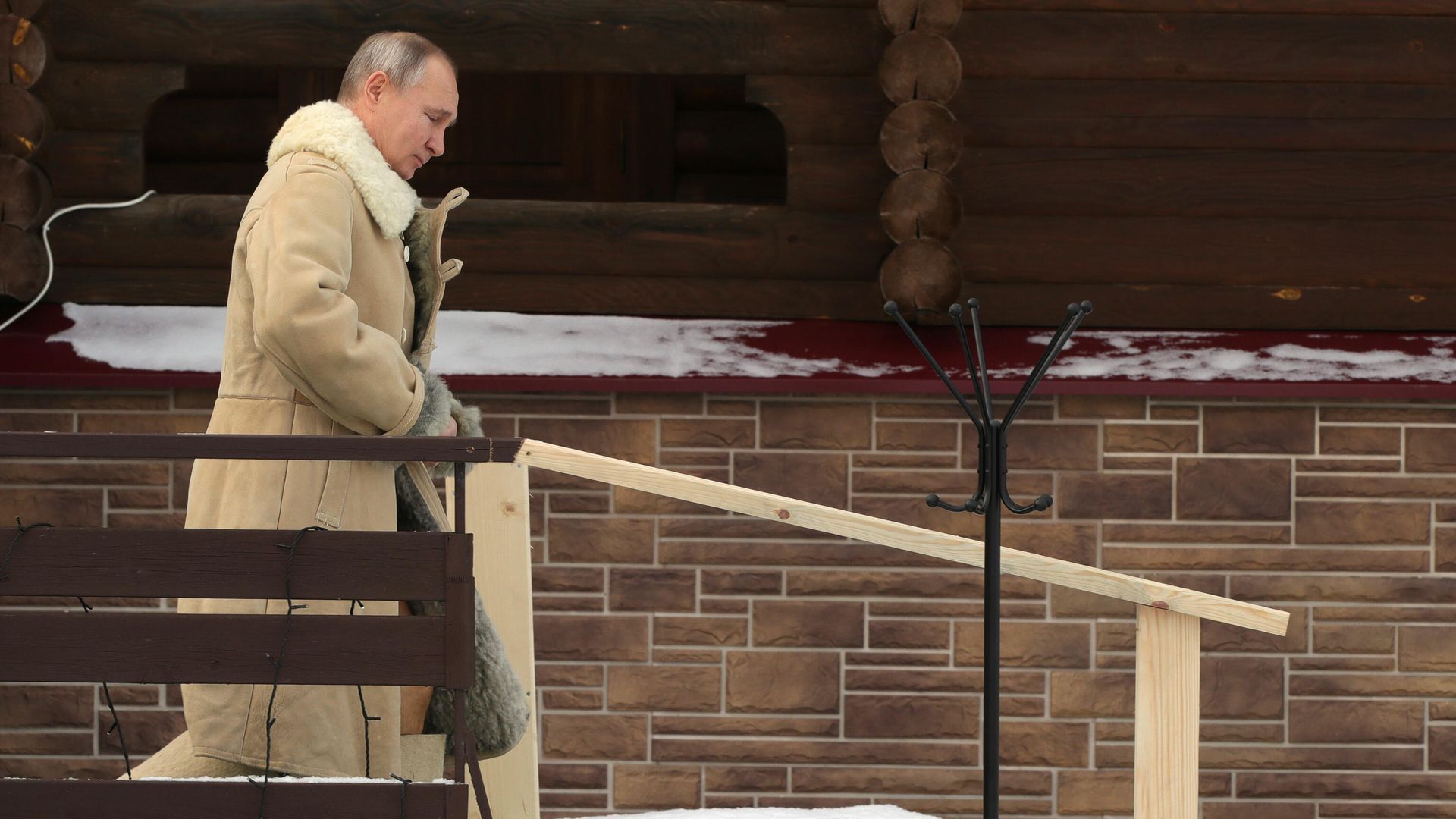 Президент РФ Владимир Путин принимает участие в крещенских купаниях Президент РФ Владимир Путин принимает участие в крещенских купаниях - РИА Новости, 1920, 20.01.2021