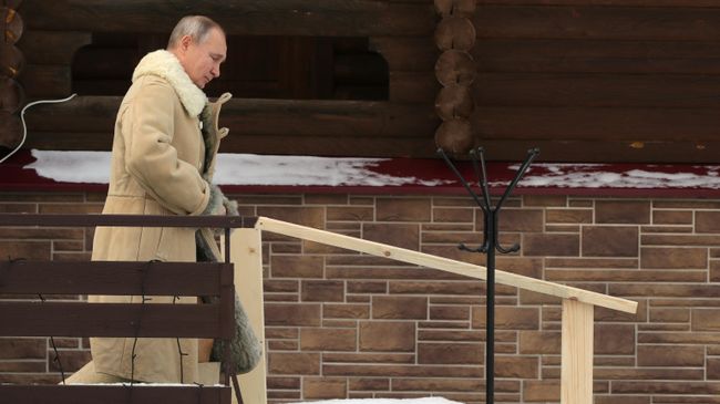 Владимир Путин принимает участие в крещенских купаниях