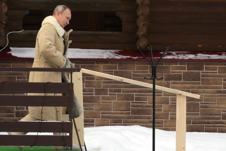 Президент РФ Владимир Путин принимает участие в крещенских купаниях Президент РФ Владимир Путин принимает участие в крещенских купаниях