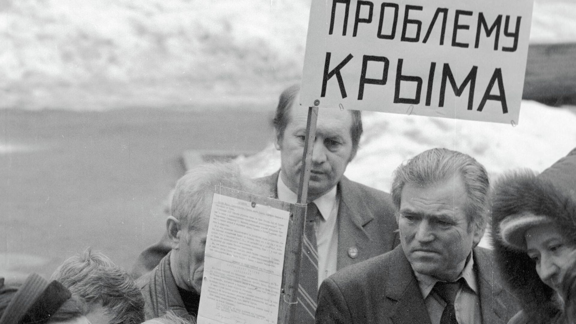 Делегаты IV съезда партии Российского общенационального союза собирают подписи в поддержку автономии Крыма Делегаты IV съезда партии Российского общенационального союза собирают подписи в поддержку автономии Крыма - РИА Новости, 1920, 20.01.2021