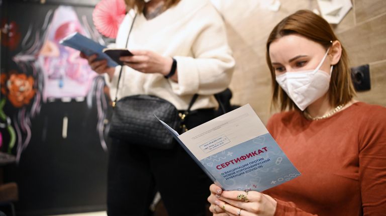 Девушки держат в руках сертификат о вакцинации от СOVID-19 в ТЦ Океания Девушки держат в руках сертификат о вакцинации от СOVID-19 в ТЦ Океания