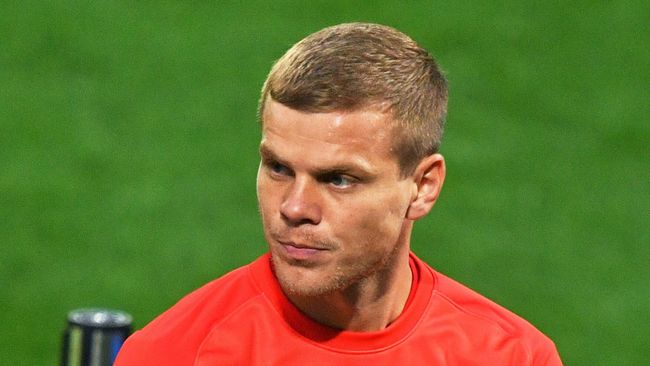 Игрок ФК Спартак Александр Кокорин перед началом матча 7-го тура чемпионата России по футболу среди клубов Премьер-лиги между командами ПФК ЦСКА (Москва) и ФК Спартак (Москва).