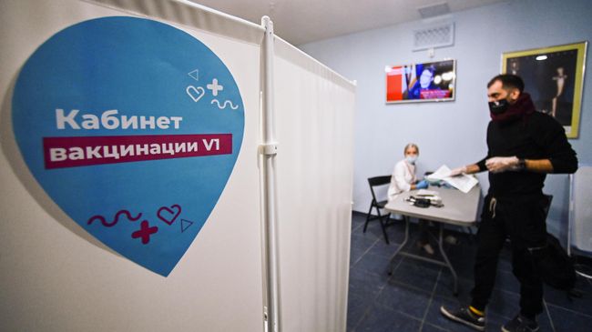 Мужчина в кабинете вакцинации в театре Геликон-Опера в Москве