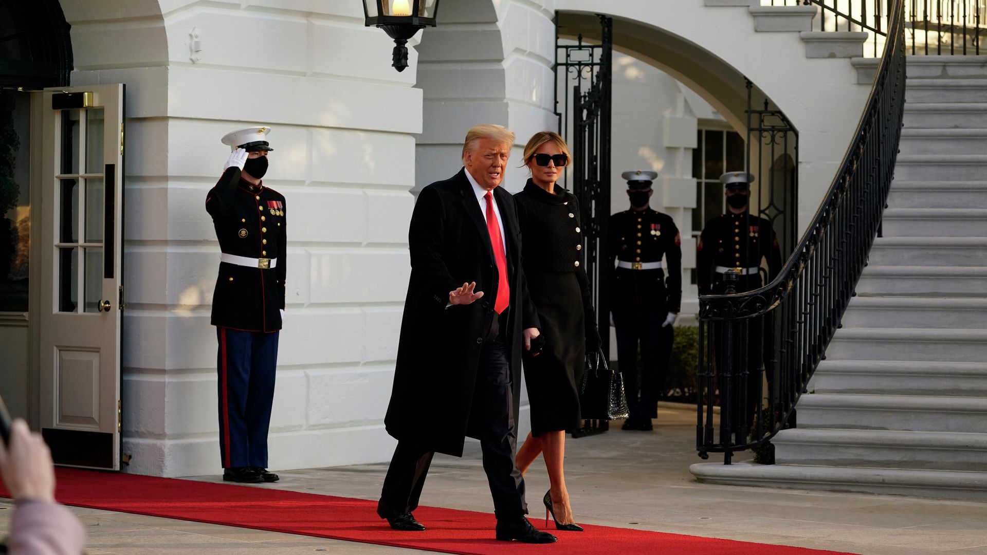 Президент США Дональд Трамп и его супруга Меланья покидают Белый дом Президент США Дональд Трамп и его супруга Меланья покидают Белый дом - РИА Новости, 1920, 10.02.2022