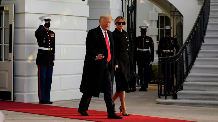 Президент США Дональд Трамп и его супруга Меланья покидают Белый дом Президент США Дональд Трамп и его супруга Меланья покидают Белый дом