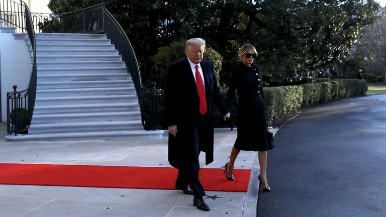 Президент США Дональд Трамп и его супруга Меланья покидают Белый дом Президент США Дональд Трамп и его супруга Меланья покидают Белый дом