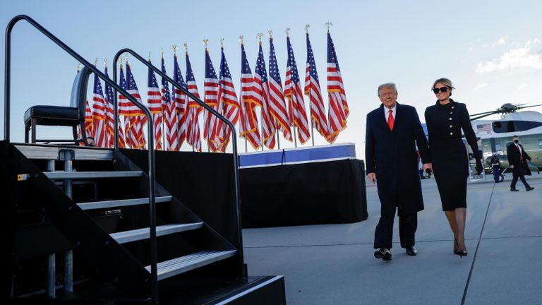 Президент США Дональд Трамп и его супруга Меланья на базе Эндрюс, штат Мэриленд Президент США Дональд Трамп и его супруга Меланья на базе Эндрюс, штат Мэриленд
