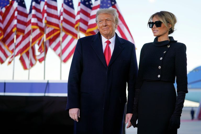 Президент США Дональд Трамп и первая леди Мелания Трамп во время выступления на базе Эндрюс, штат Мэриленд Президент США Дональд Трамп и первая леди Мелания Трамп во время выступления на базе Эндрюс, штат Мэриленд