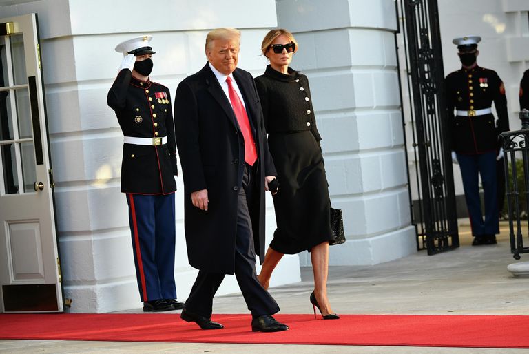 Президент США Дональд Трамп и его супруга Меланья покидают Белый дом Президент США Дональд Трамп и его супруга Меланья покидают Белый дом