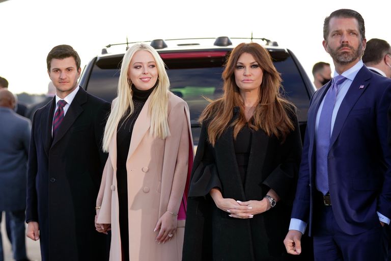 Тиффани Трамп и ее жених Майкл Булос, Дональд Трамп-младший и его подруга Кимберли Гилфойл ждут прибытия президента Дональда Трампа и Первой леди Меланьи Трамп на базе Эндрюс, штат Мэриленд Тиффани Трамп и ее жених Майкл Булос, Дональд Трамп-младший и его подруга Кимберли Гилфойл ждут прибытия президента Дональда Трампа и Первой леди Меланьи Трамп на базе Эндрюс, штат Мэриленд