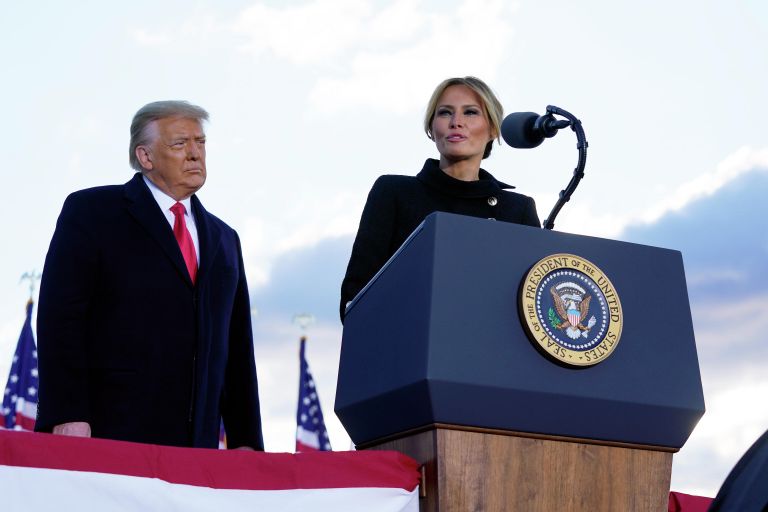 Первая леди США Меланья Трамп и президент США Дональд Трамп во время выступления на базе Эндрюс, штат Мэриленд Первая леди США Меланья Трамп и президент США Дональд Трамп во время выступления на базе Эндрюс, штат Мэриленд