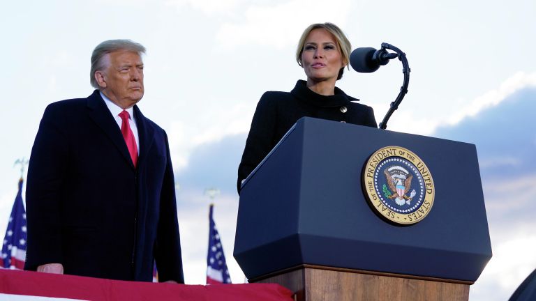 Первая леди США Меланья Трамп и президент США Дональд Трамп во время выступления на базе Эндрюс, штат Мэриленд