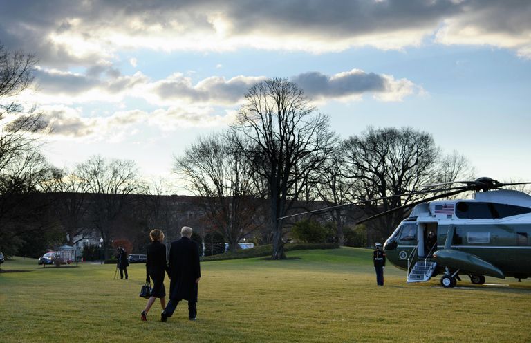Президент США Дональд Трамп и его супруга Меланья покидают Белый дом Президент США Дональд Трамп и его супруга Меланья покидают Белый дом