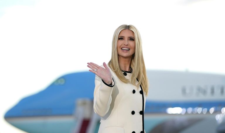 Иванка Трамп на базе Эндрюс, штат Мэриленд Иванка Трамп на базе Эндрюс, штат Мэриленд