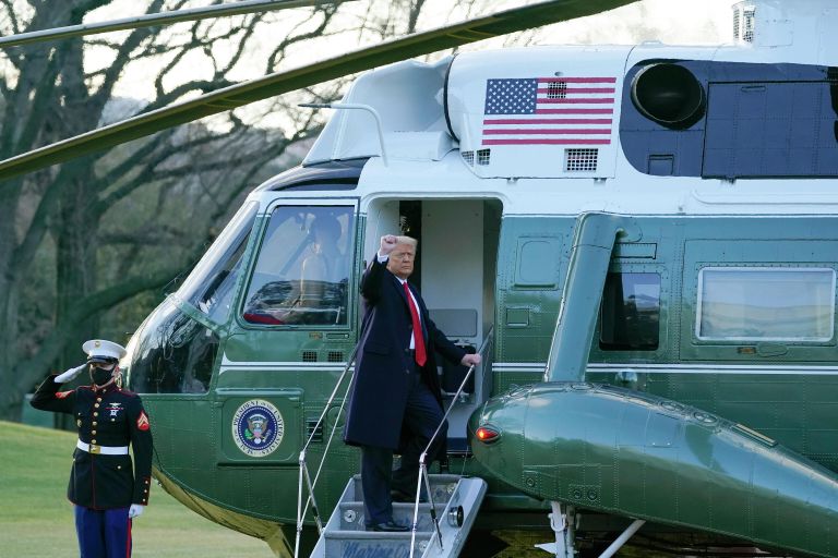 Президент США Дональд Трамп покидает Белый дом Президент США Дональд Трамп покидает Белый дом
