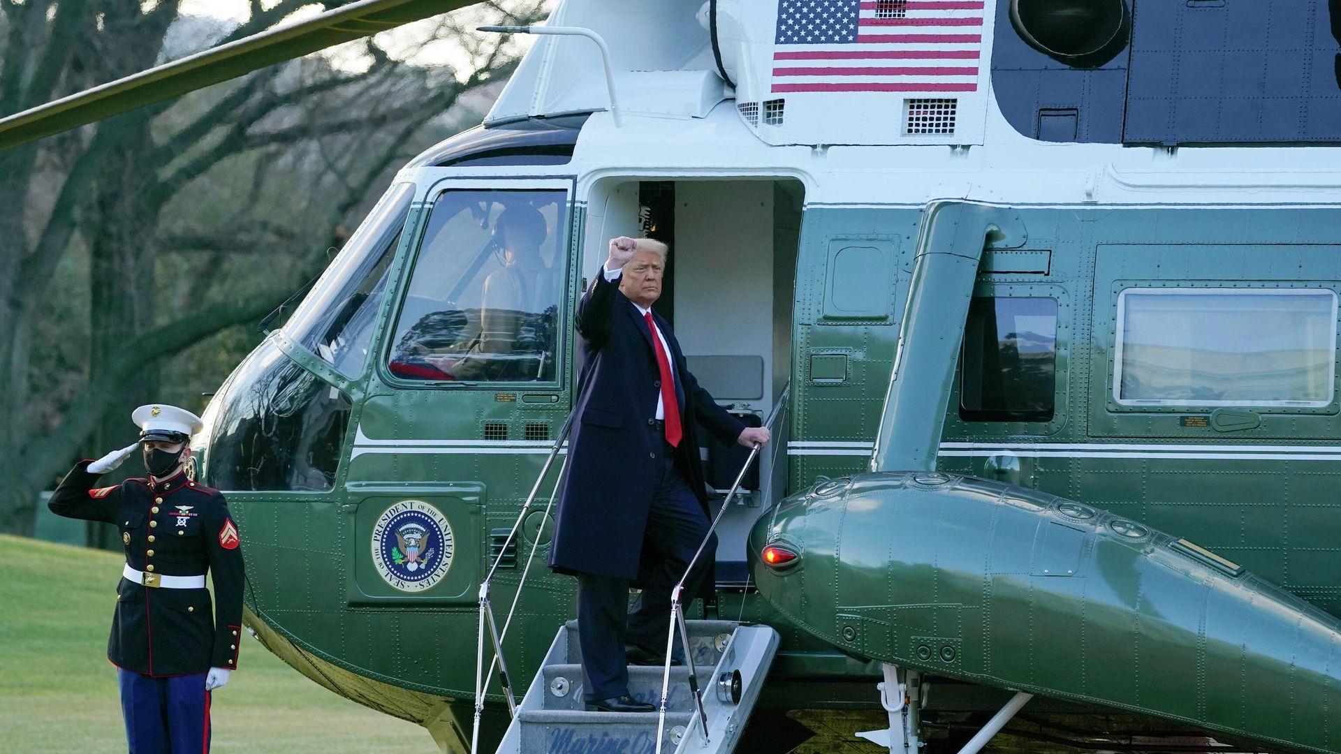 Президент США Дональд Трамп покидает Белый дом Президент США Дональд Трамп покидает Белый дом - РИА Новости, 1920, 02.06.2021