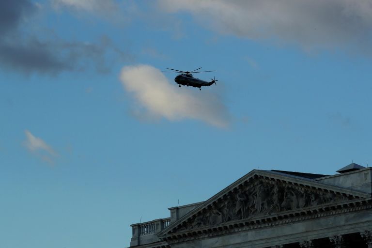 Вертолет с президентом США Дональд Трамп и его супругой Меланьей Вертолет с президентом США Дональд Трамп и его супругой Меланьей
