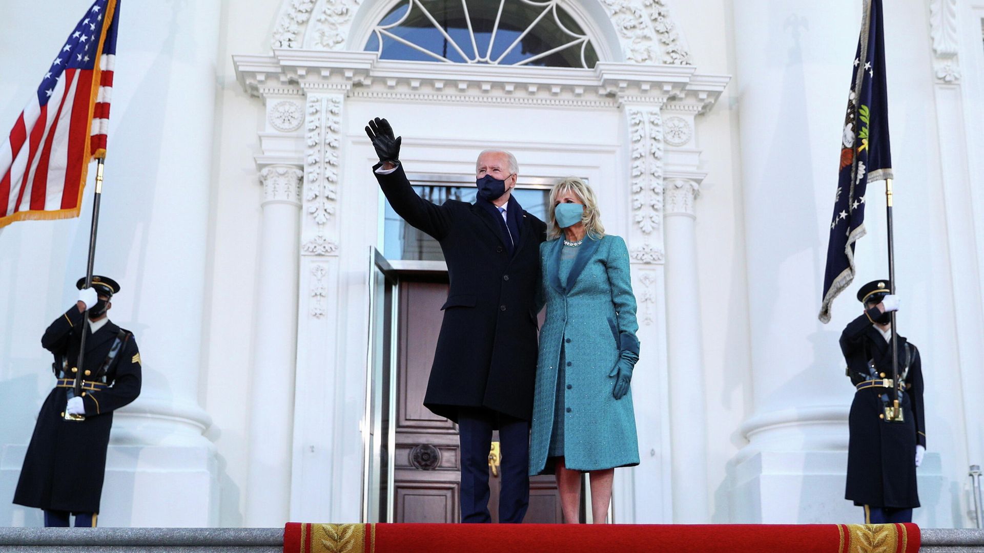 Президент США Джо Байден с супругой Джилл у Белого дома Президент США Джо Байден с супругой Джилл у Белого дома - РИА Новости, 1920, 21.01.2021