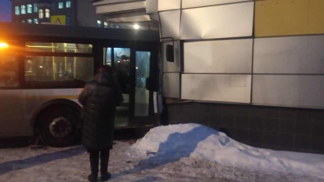 На месте ДТП с автобусом в Элетростали На месте ДТП с автобусом в Элетростали - РИА Новости, 1920, 21.01.2021