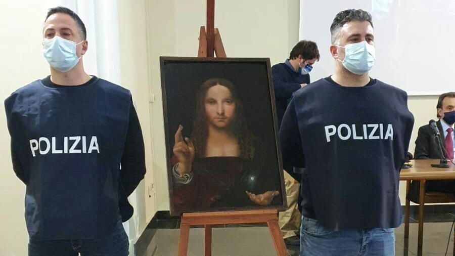 Сотрудники полиции рядом с картиной Леонардо да Винчи Salvator Mundi, найденной после кражи в квартире в Неаполе Сотрудники полиции рядом с картиной Леонардо да Винчи Salvator Mundi, найденной после кражи в квартире в Неаполе - РИА Новости, 1920, 21.01.2021