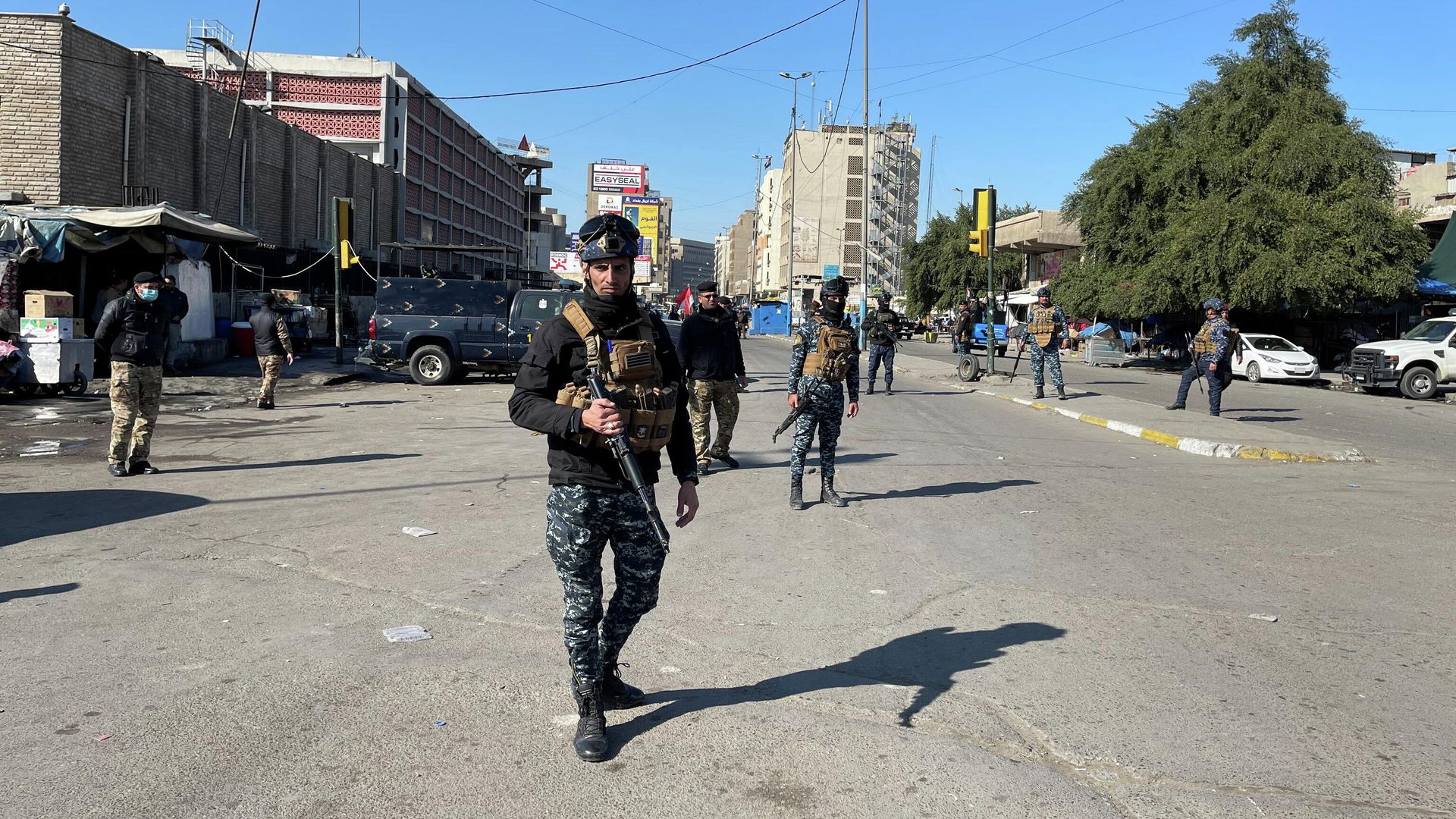 Сотрудники иракских правоохранительных органов недалеко от места теракта в Багдаде - РИА Новости, 1920, 21.01.2021