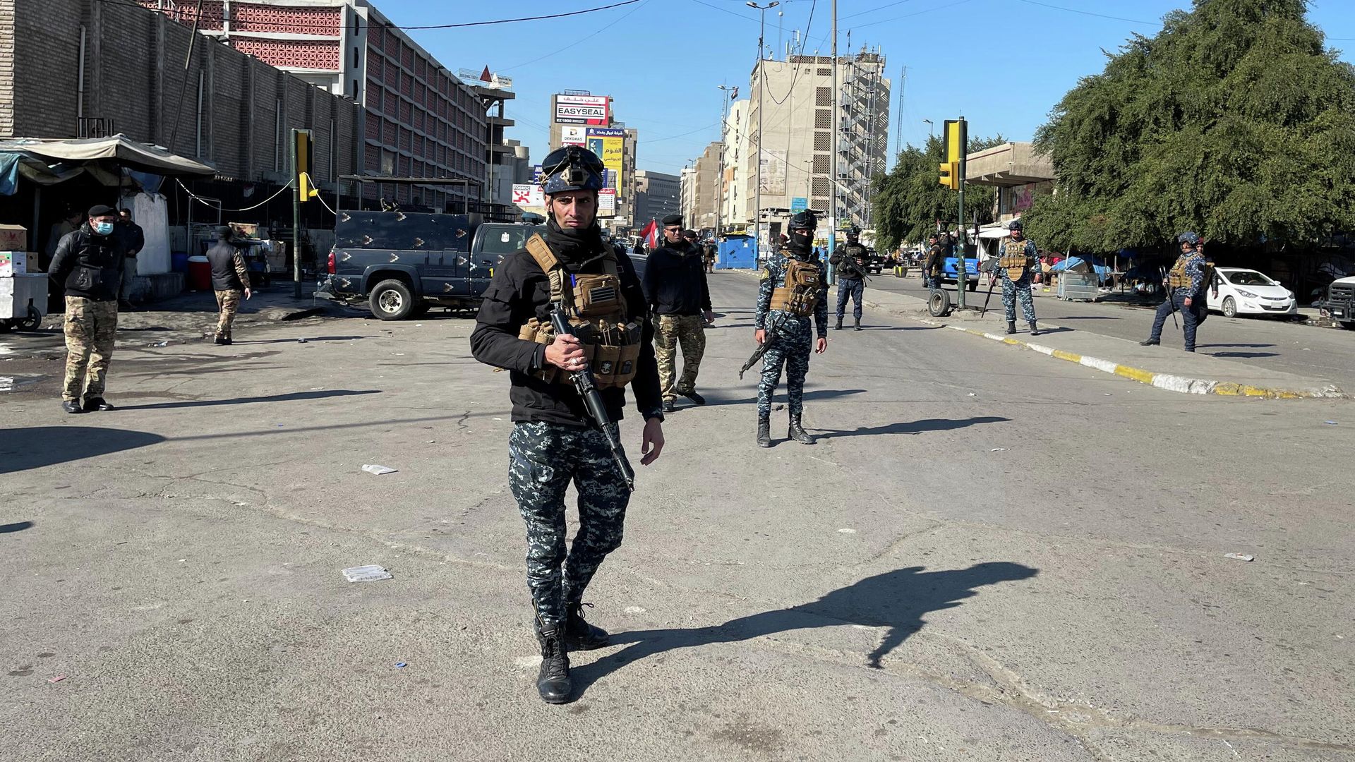 Сотрудники иракских правоохранительных органов недалеко от места теракта в Багдаде - РИА Новости, 1920, 21.01.2021