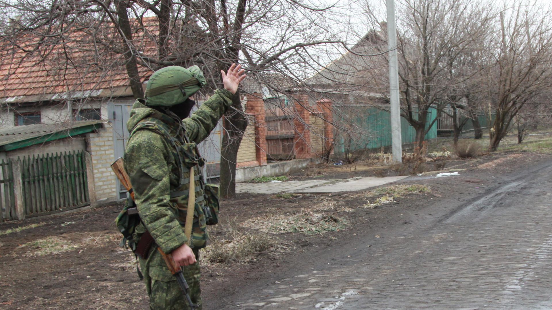 Военнослужащий армии ДНР в поселке Старомихайловка Донецкой области Военнослужащий армии ДНР в поселке Старомихайловка Донецкой области - РИА Новости, 1920, 13.04.2021