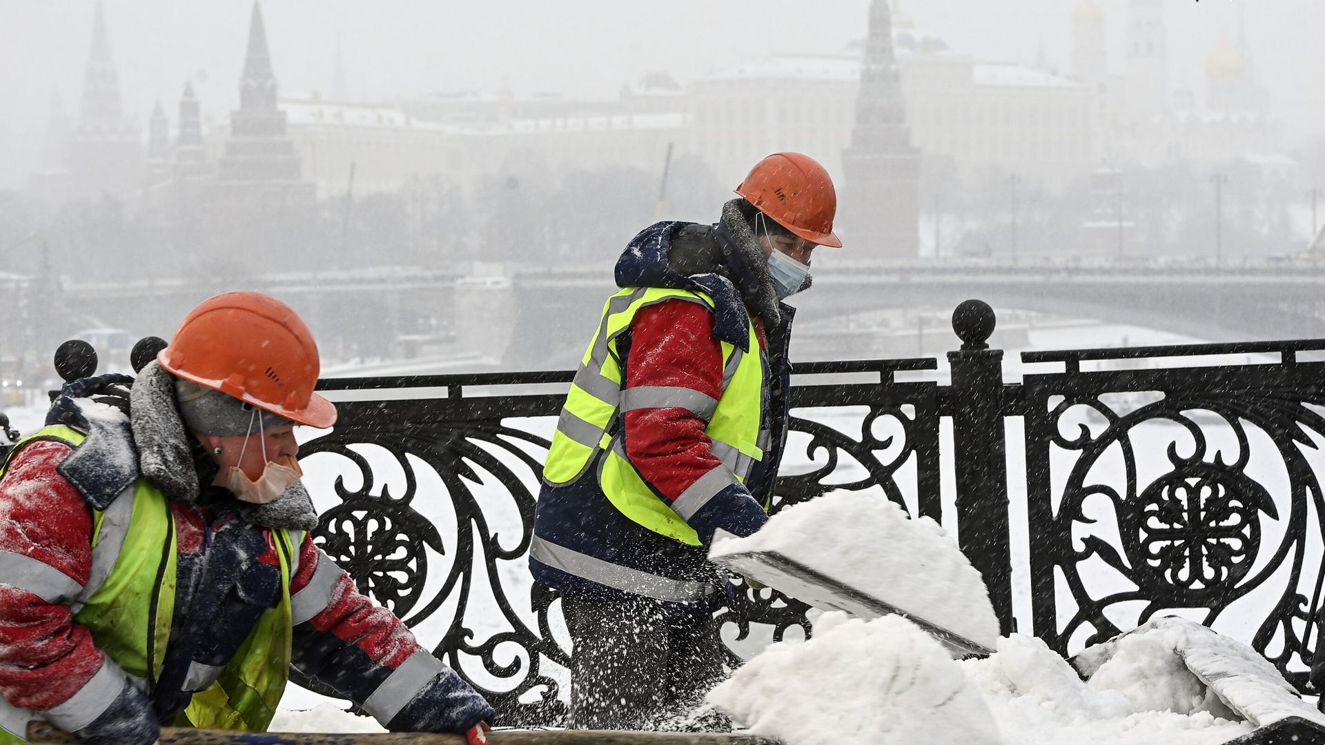 Рабочие расчищают от снега и наледи Патриарший мост в Москве Рабочие расчищают от снега и наледи Патриарший мост в Москве - РИА Новости, 1920, 15.02.2021