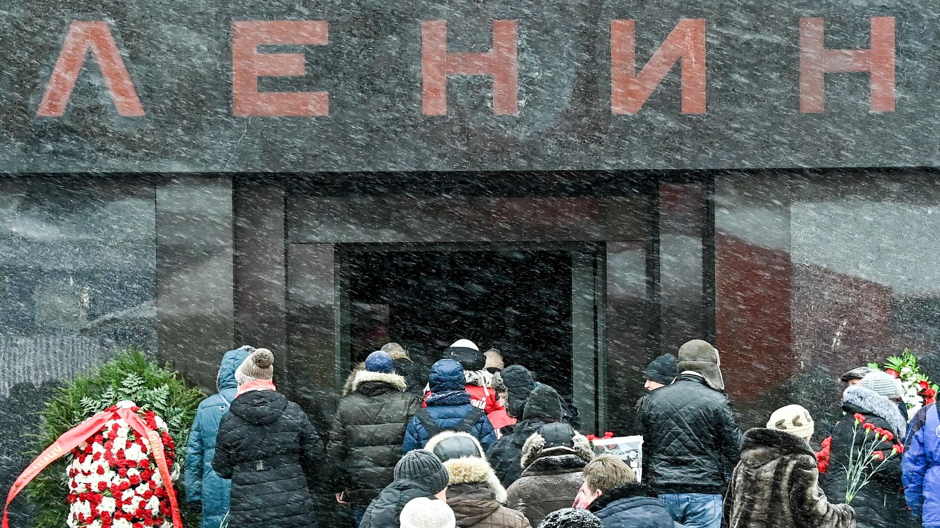 Сторонники КПРФ на церемонии возложения цветов к Мавзолею В. И. Ленина на Красной площади в Москве Сторонники КПРФ на церемонии возложения цветов к Мавзолею В. И. Ленина на Красной площади в Москве - РИА Новости, 1920, 19.04.2022