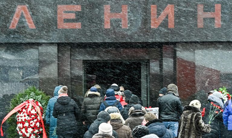 Сторонники КПРФ на церемонии возложения цветов к Мавзолею В. И. Ленина на Красной площади в Москве Сторонники КПРФ на церемонии возложения цветов к Мавзолею В. И. Ленина на Красной площади в Москве