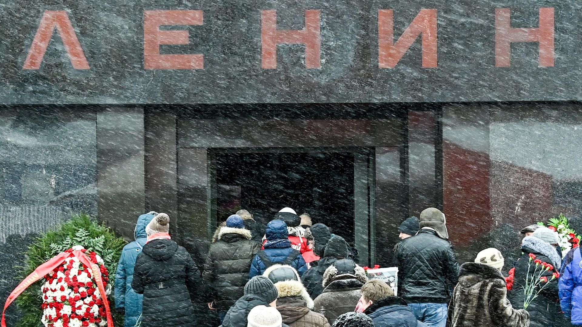Сторонники КПРФ на церемонии возложения цветов к Мавзолею В. И. Ленина на Красной площади в Москве Сторонники КПРФ на церемонии возложения цветов к Мавзолею В. И. Ленина на Красной площади в Москве - РИА Новости, 1920, 19.01.2024