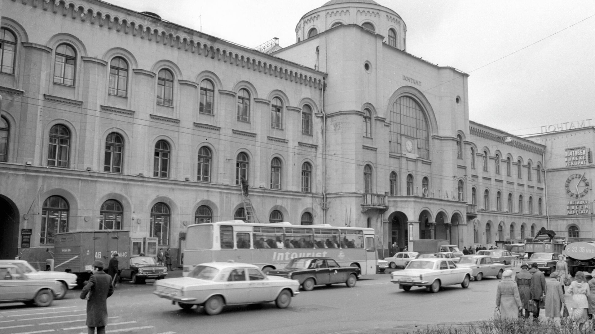 Здание Московского почтамта на Мясницкой улице в Москве Здание Московского почтамта на Мясницкой улице в Москве - РИА Новости, 1920, 21.01.2021