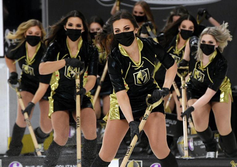 Представители команды Knights Guard чистят лед перед игрой в Лас-Вегасе, штат Невада Представители команды Knights Guard чистят лед перед игрой в Лас-Вегасе, штат Невада