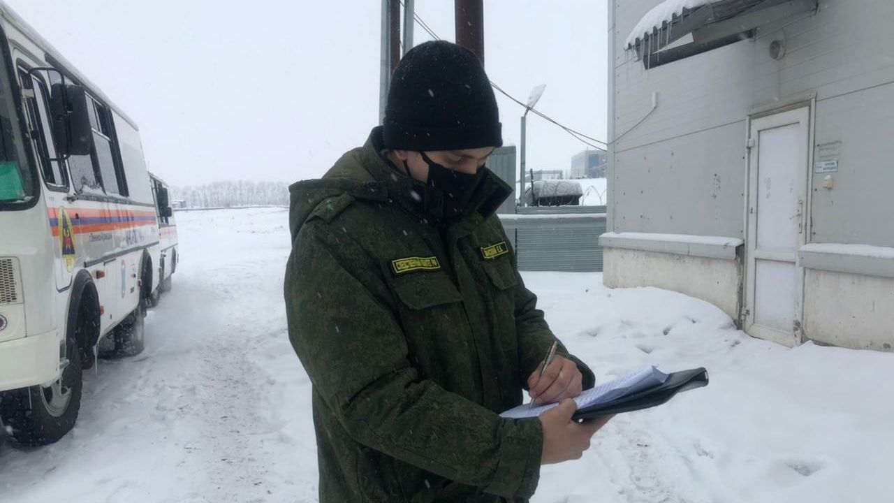 Сотрудник Следственного комитета на шахте имени Тихова в Ленинск-Кузнецком округе Кемеровской области Сотрудник Следственного комитета на шахте имени Тихова в Ленинск-Кузнецком округе Кемеровской области - РИА Новости, 1920, 22.01.2021