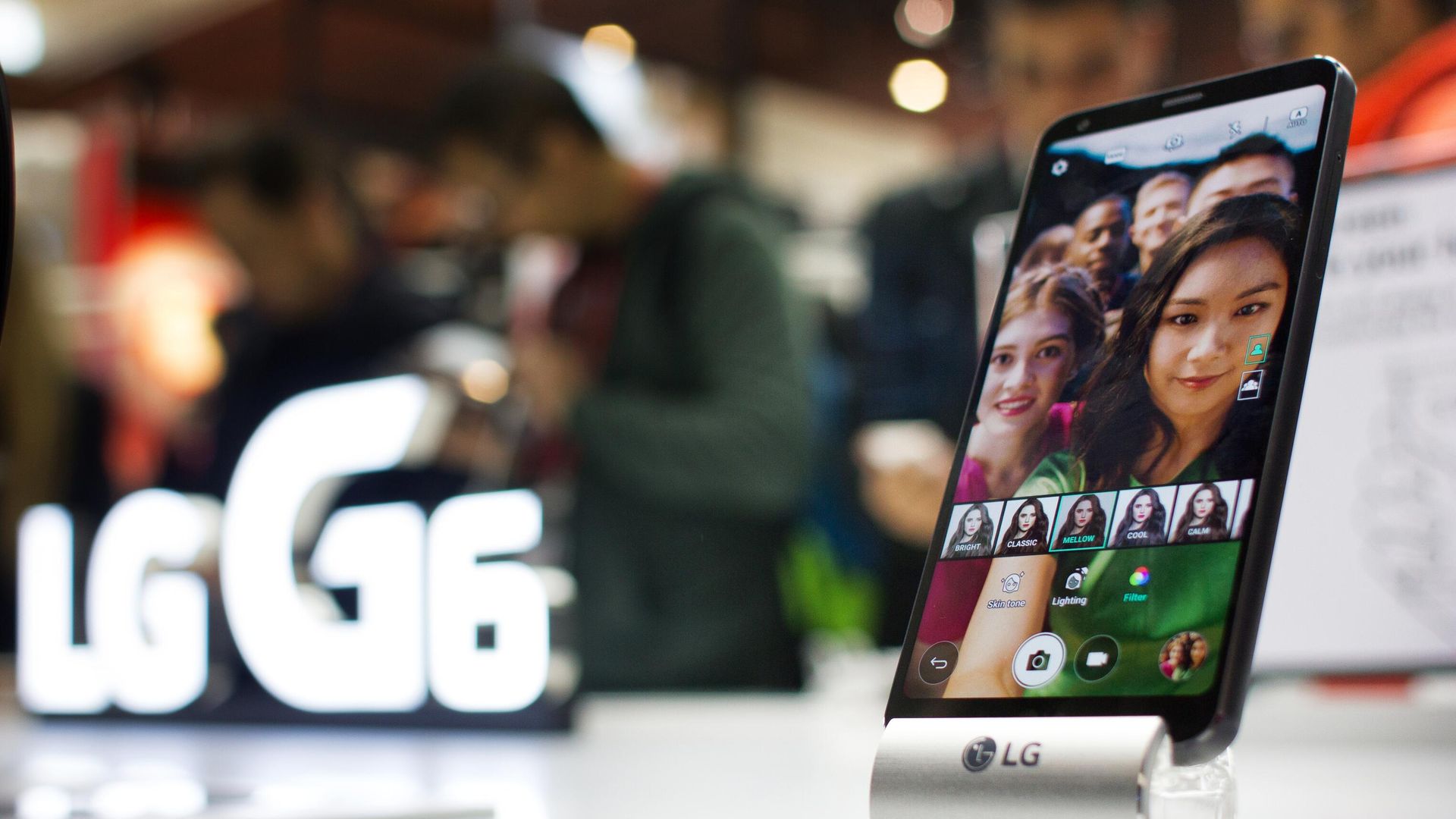 Cмартфон LG G6 на выставке Mobile World Congress - РИА Новости, 1920, 05.04.2021