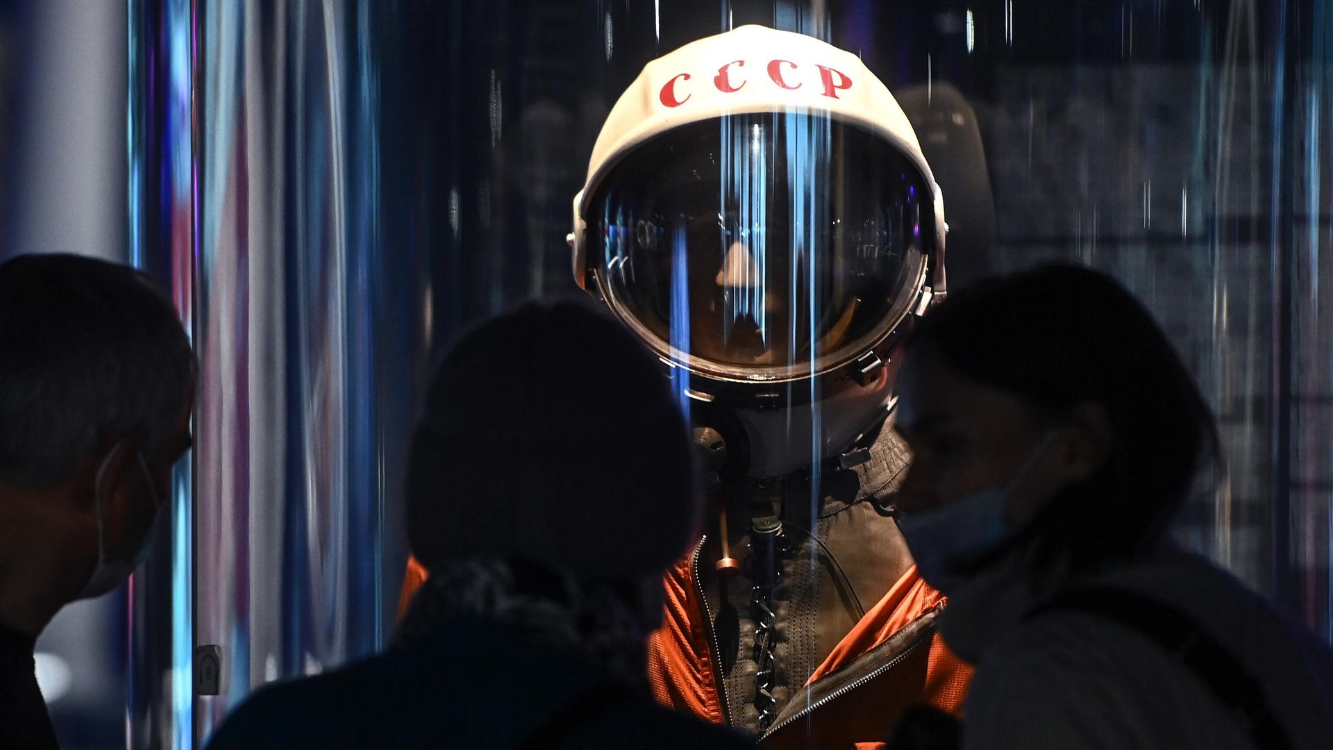 Посетители в Музее космонавтики на ВДНХ Посетители в Музее космонавтики на ВДНХ - РИА Новости, 1920, 12.04.2025