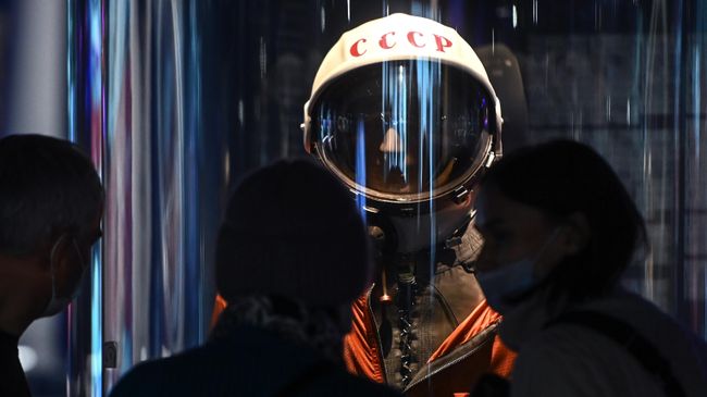 Посетители в Музее космонавтики на ВДНХ