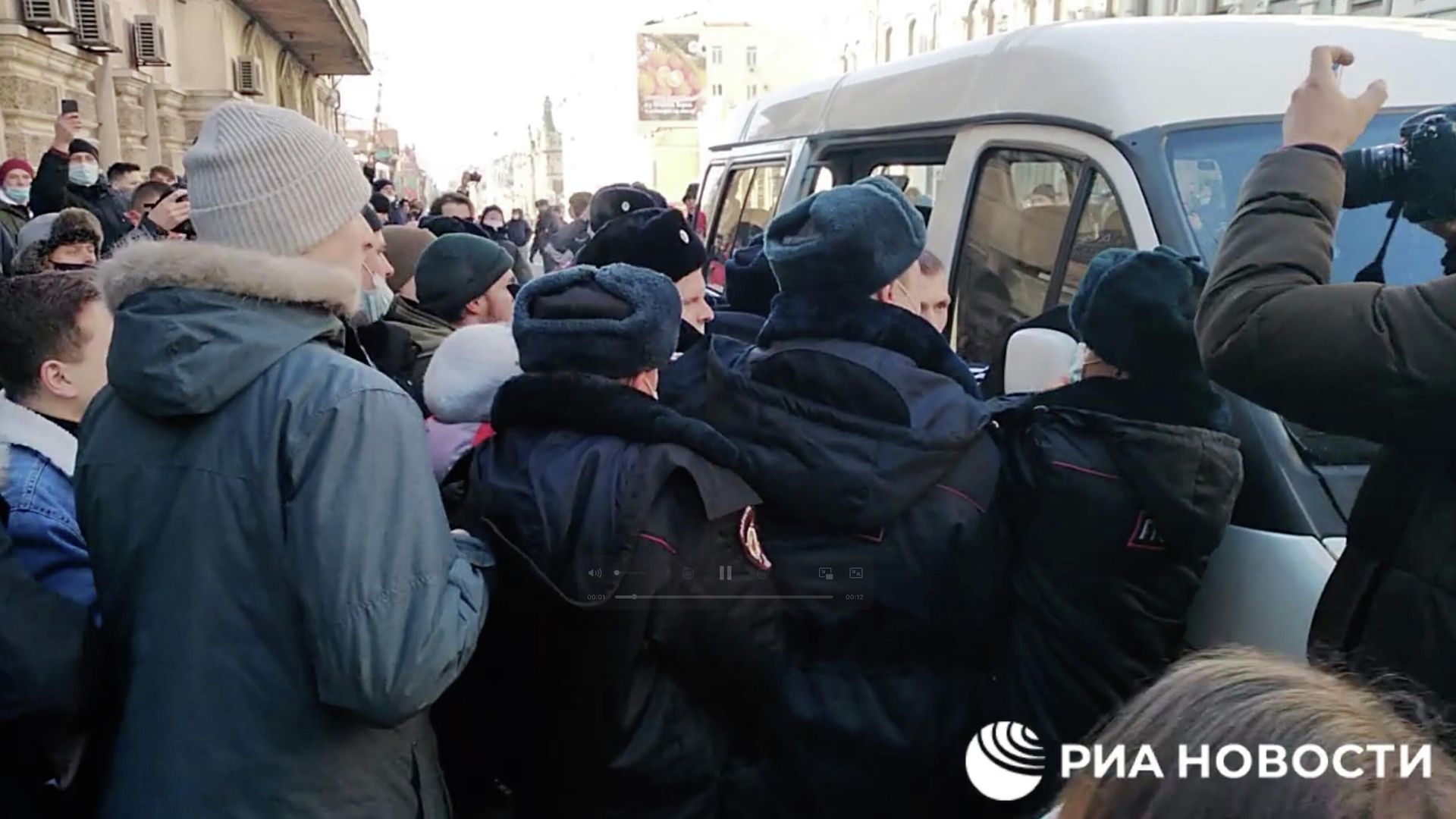Сотрудники полиции и участники несанкционированной акции протеста во Владивостоке. Кадр видео Сотрудники полиции и участники несанкционированной акции протеста во Владивостоке. Кадр видео - РИА Новости, 1920, 25.01.2021