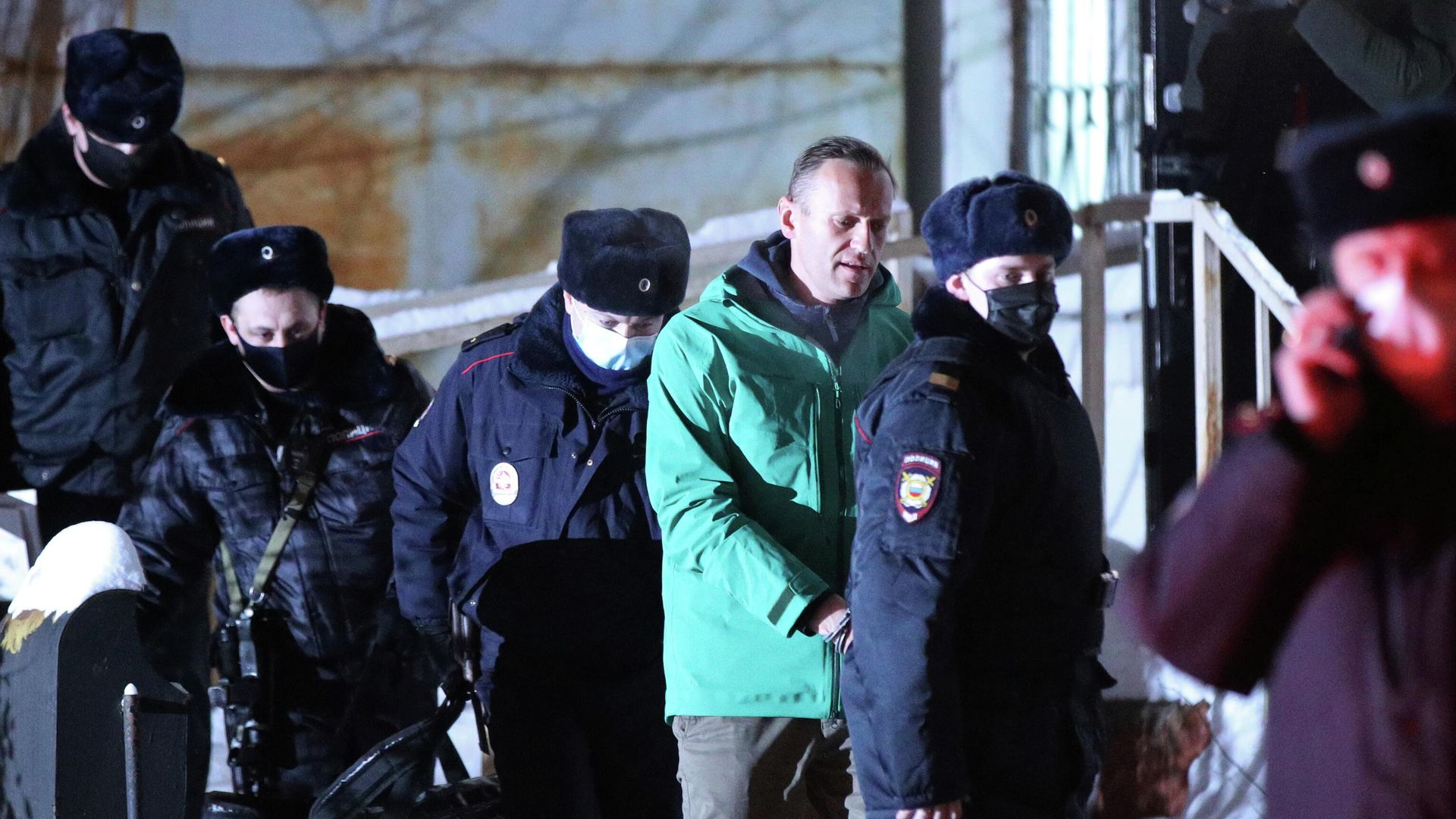 Сотрудники полиции выводят Алексея Навального из здания 2-го отдела полиции Управления МВД России по г. о. Химки Сотрудники полиции выводят Алексея Навального из здания 2-го отдела полиции Управления МВД России по г. о. Химки - РИА Новости, 1920, 23.01.2021