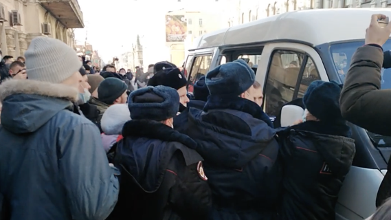 Задержания на несанкционированной акции сторонников Навального во Владивостоке Задержания на несанкционированной акции сторонников Навального во Владивостоке - РИА Новости, 1920, 23.01.2021