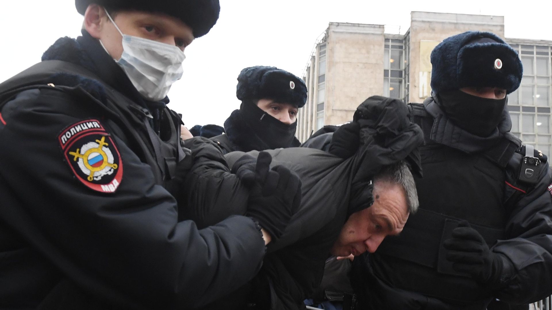 Сотрудники правоохранительных органов задерживают участника несанкционированной акции сторонников Алексея Навального в Москве Сотрудники правоохранительных органов задерживают участника несанкционированной акции сторонников Алексея Навального в Москве - РИА Новости, 1920, 23.01.2021
