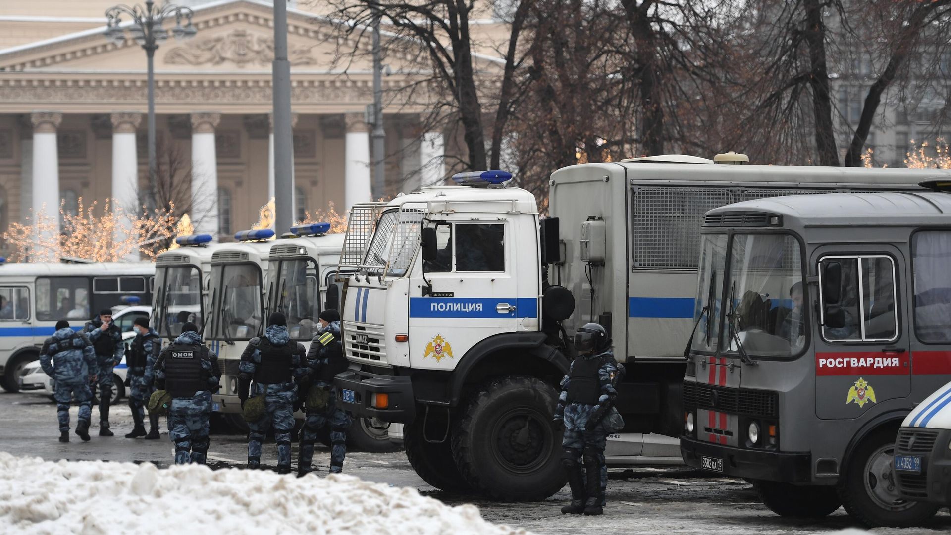 Сотрудники полиции на Театральной площади в Москве Сотрудники полиции на Театральной площади в Москве - РИА Новости, 1920, 05.02.2021