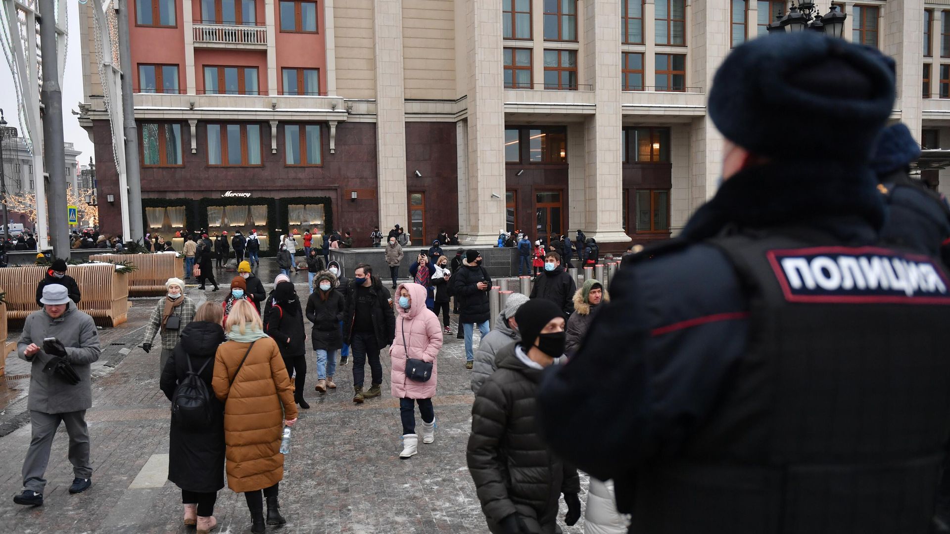 Сотрудник полиции и люди на Манежной площади в Москве во время несанкционированной акции сторонников Алексея Навального Сотрудник полиции и люди на Манежной площади в Москве во время несанкционированной акции сторонников Алексея Навального - РИА Новости, 1920, 23.01.2021