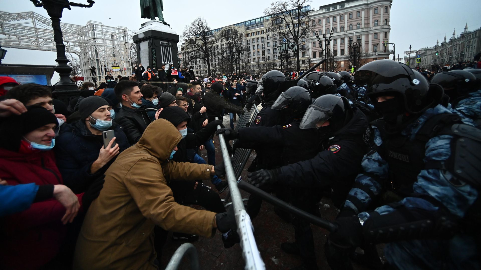 Участники несанкционированной акции сторонников Алексея Навального и сотрудники полиции на Пушкинской площади в Москве Участники несанкционированной акции сторонников Алексея Навального и сотрудники полиции на Пушкинской площади в Москве - РИА Новости, 1920, 23.01.2021
