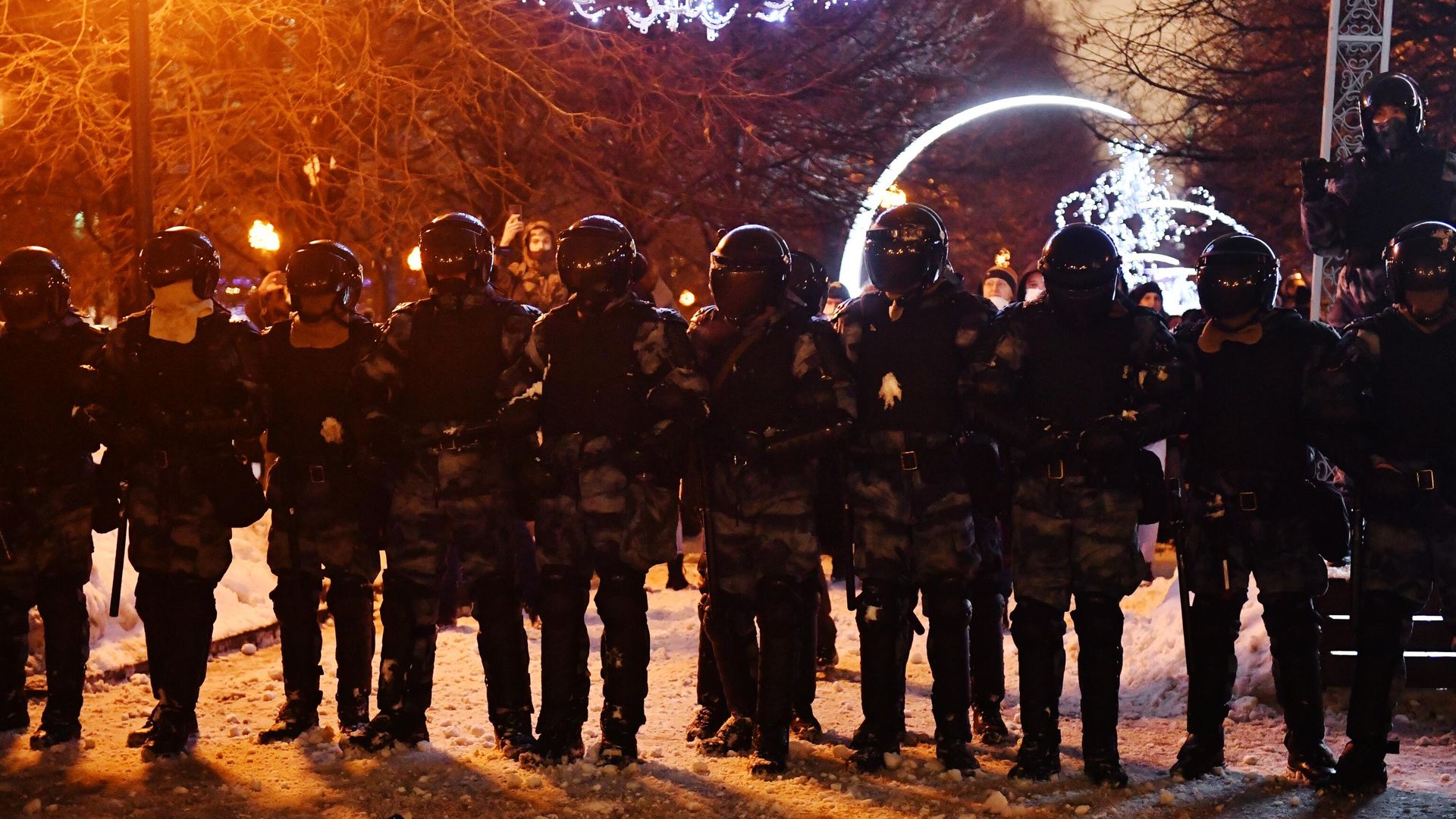 Сотрудники правоохранительных органов стоят в оцеплении на Цветном бульваре в Москве во время несанкционированной акции сторонников Алексея Навального Сотрудники правоохранительных органов стоят в оцеплении на Цветном бульваре в Москве во время несанкционированной акции сторонников Алексея Навального - РИА Новости, 1920, 23.01.2021