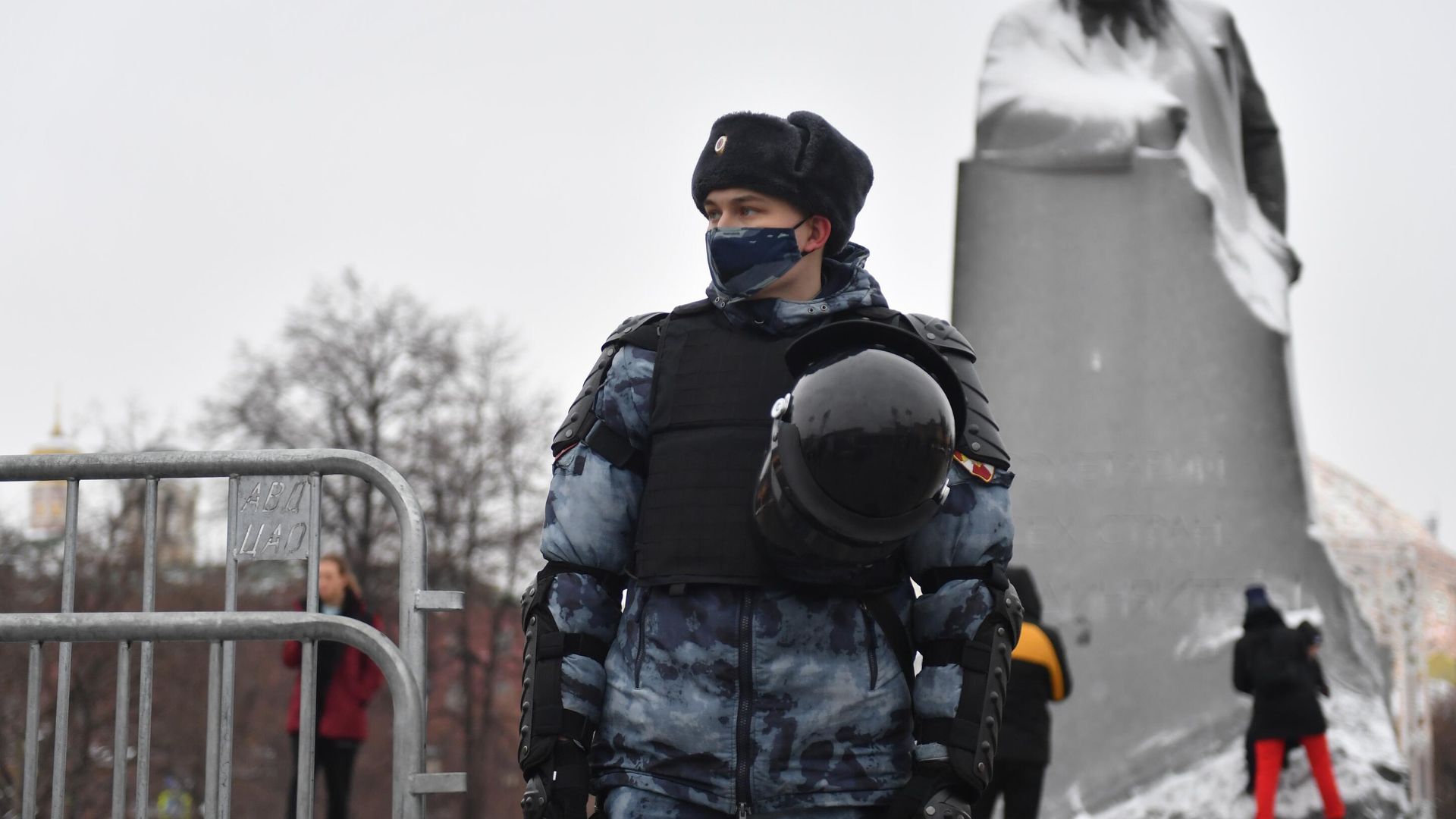 Сотрудник Росгвардии на Театральной площади в Москве во время несанкционированной акции сторонников Алексея Навального - РИА Новости, 1920, 25.01.2021
