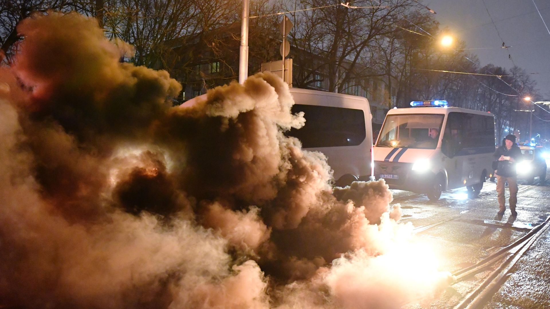 Дым от фаера, брошенного на дорогу у СИЗО Матросская Тишина в Москве Дым от фаера, брошенного на дорогу у СИЗО Матросская Тишина в Москве - РИА Новости, 1920, 17.04.2023